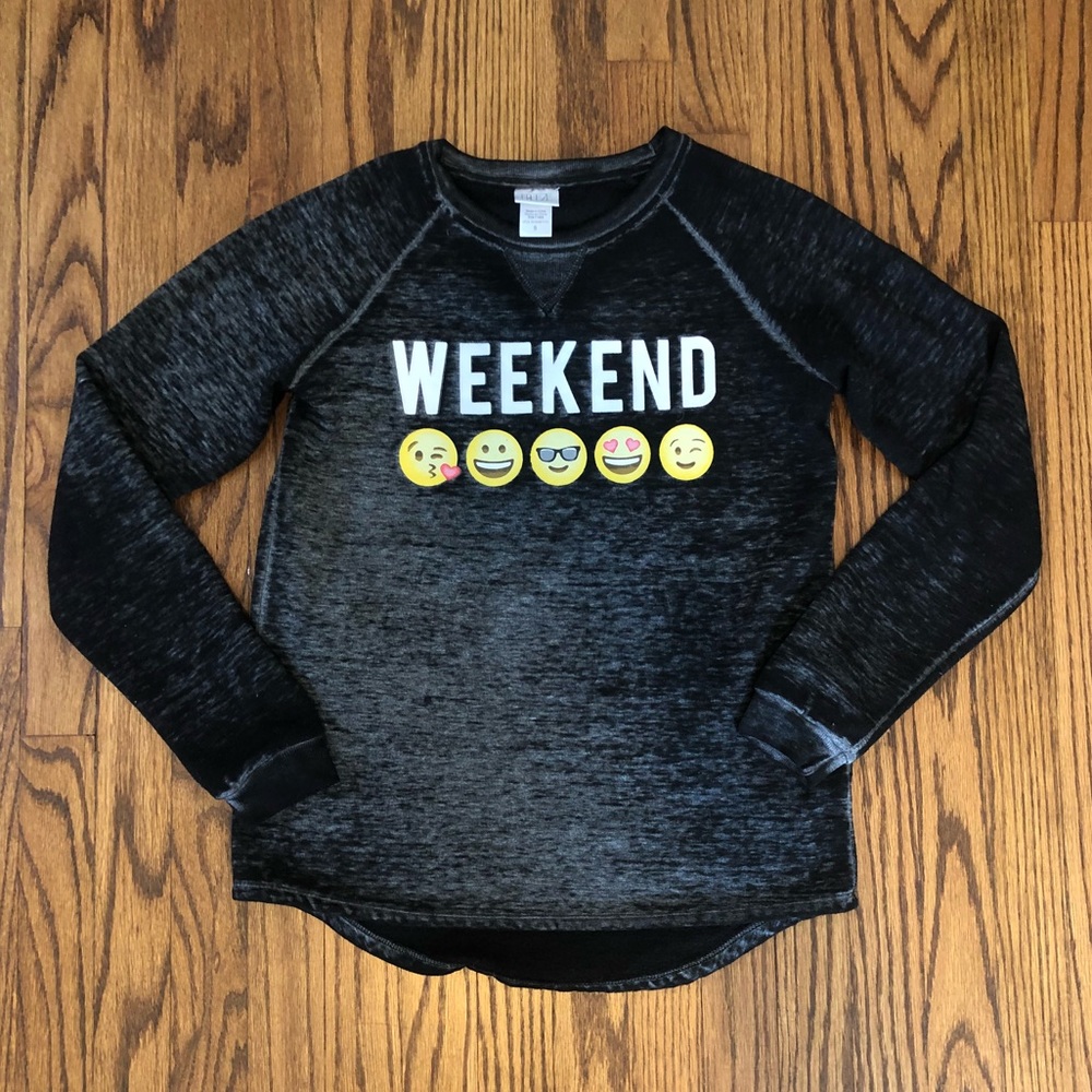 Black/white weekend sweater with 5 cute emojis!!